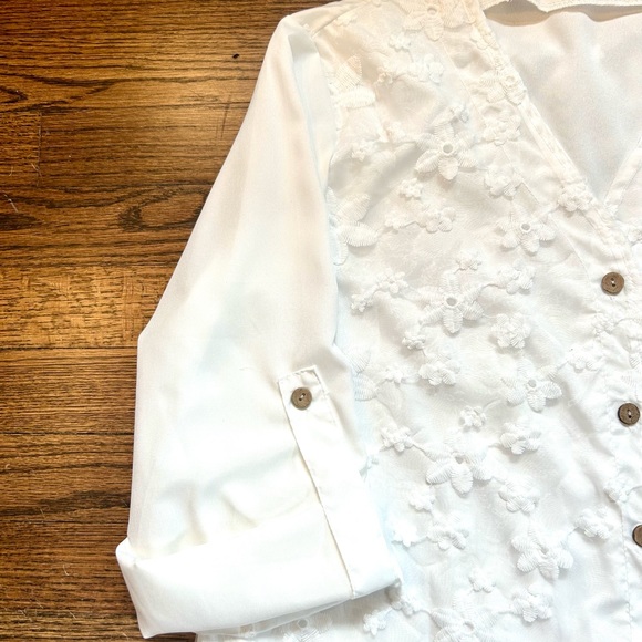 Pretty white blouse with floral overlay & adjustable length sleeves. Sz medium - Picture 8 of 9